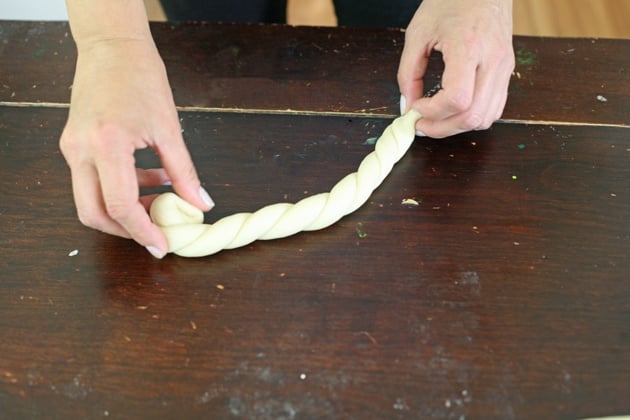 Here are 5 amazing ways to braid challah bread from a professional Israeli baker! All 5 techniques using one or two strands and are beautiful. You'll also find a challah bread recipe in this post.