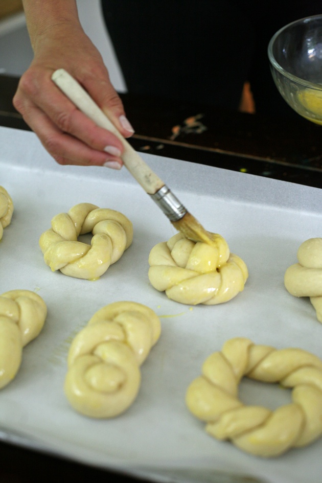 Here are 5 amazing ways to braid challah bread from a professional Israeli baker! All 5 techniques using one or two strands and are beautiful. You'll also find a challah bread recipe in this post.