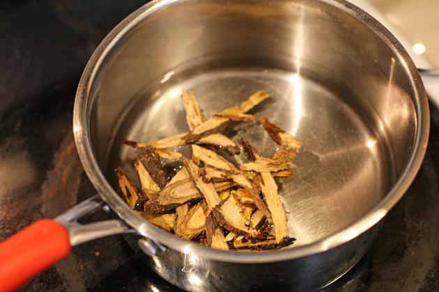 How to prepare licorice root and how to make licorice root tea to support your health naturally. Let's talk about the benefits of licorice root and how you can use it. #howtomakelicoriceroottea #licoriceroottea #licoricedrink #licoricetearecipe #benefitsoflicoriceroot