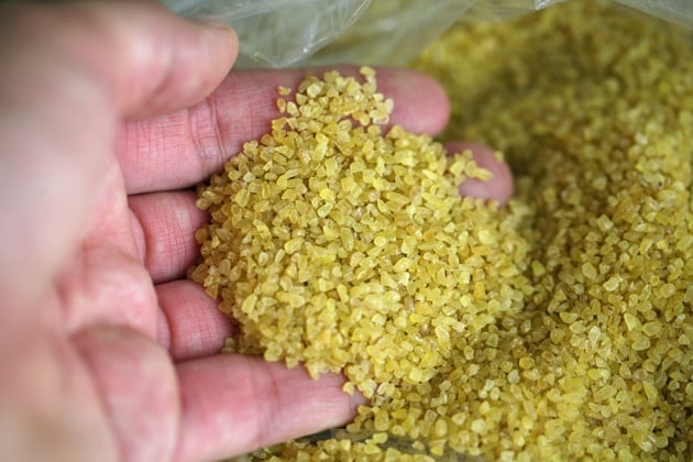 Dry coarse bulgur wheat.