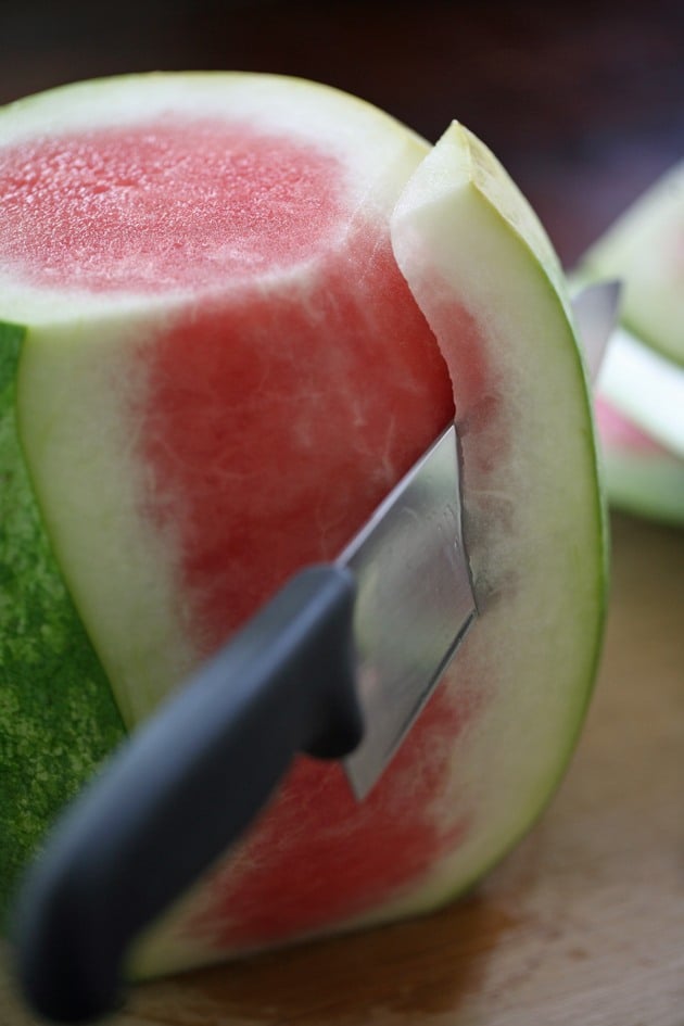 Here is an easy way to cut a watermelon! 