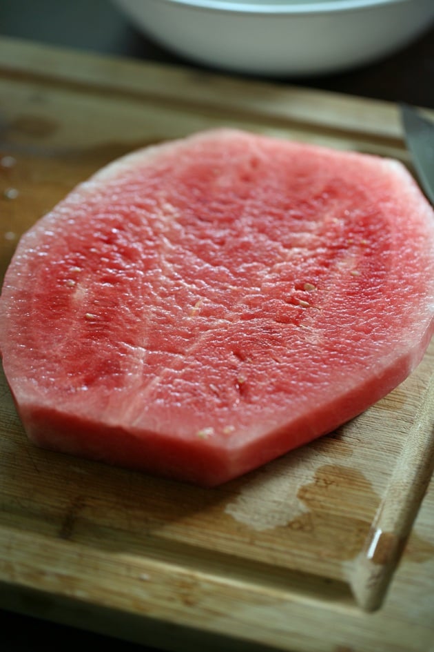 Here is an easy way to cut a watermelon! 