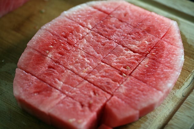 Here is an easy way to cut a watermelon! 