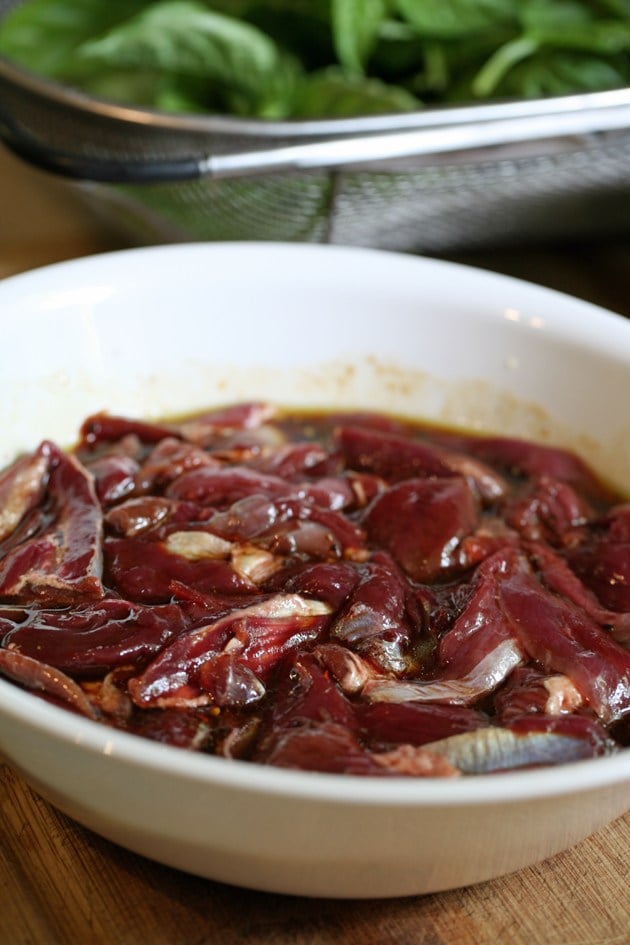 Marinar la carne de venado para la cecina de ciervo.