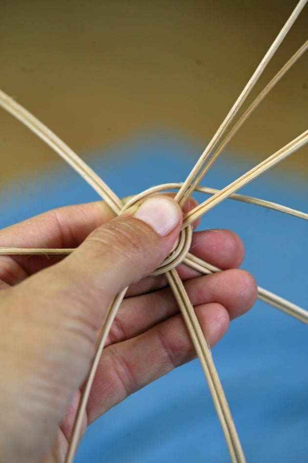 How to weave a round basket - the beginning.