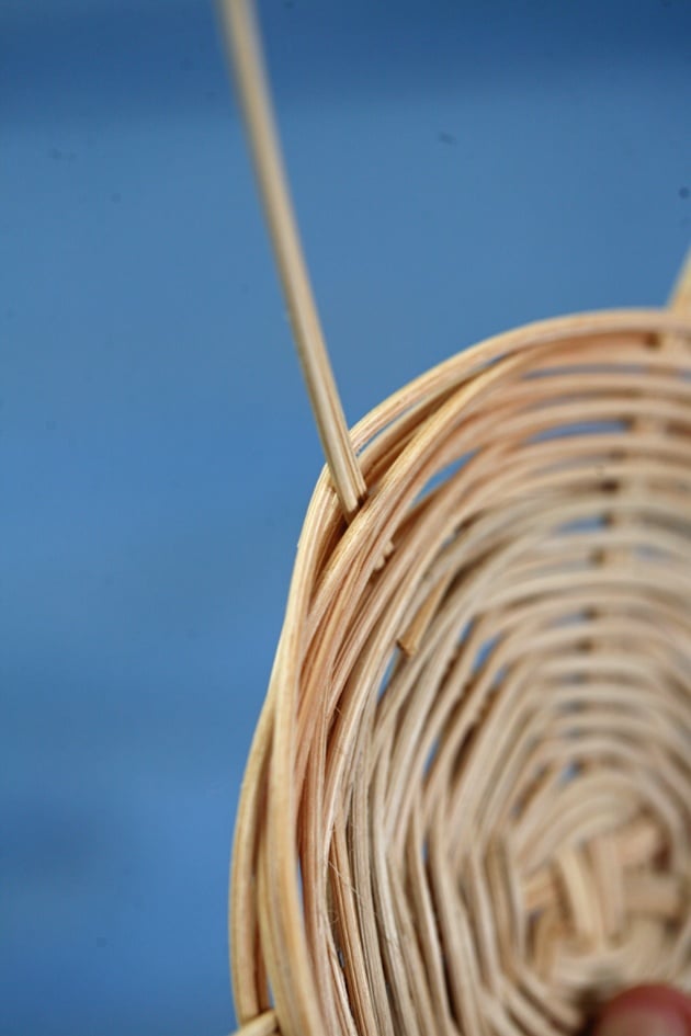 How to Weave a Basket - banding the sides.