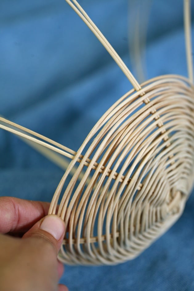 How to weave a simple basket tutorial. 