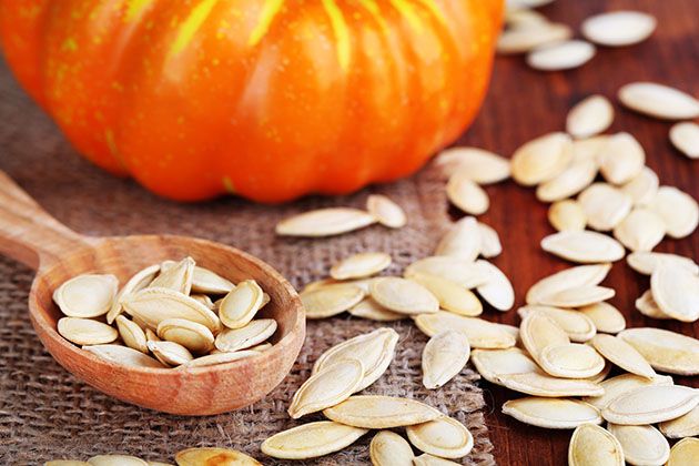 Discover 15 amazing pumpkin seeds health benefits. There are so many reasons why you should add pumpkin seeds to your diet! Lower the risk of diabetes, sleep better, prevent kidney stones, support the digestive system, and so much more! #seedspumpkin #pumpkinseedsbenefits #healthysnacks #pumpkinseedsnutrition #pumpkinseedshealth #pumpkinseeds #easysnacks #pumpkins #fallrecipes #falldishes #pumpkinseedsideas