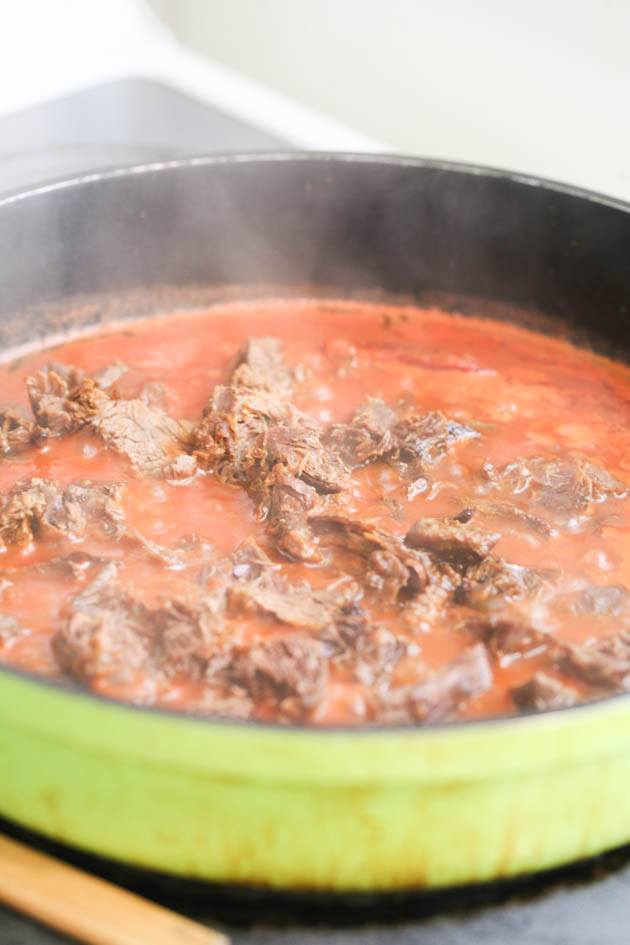 Pulled venison recipe. I used it in a wrap with a delicious red cabbage salad but it can also be a main dish along with a side of rice, mash potatoes, quinoa or anything else you like. The meat is soft and the sauce is delicious! #venison #venisonrecipes #howtocookvenison #deermeat #hunting #hunterfood #deermeatrecipes #huntingseason