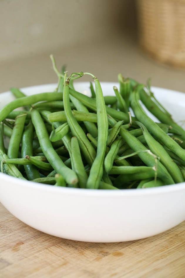 This fresh green bean recipe takes just a few minutes to put together! It's healthy, easy, delicious, and super quick. This can be a healthy side dish or a snack. #freshgreenbeanrecipes #freshgreenbeans #greenbeans #greenbeansrecipe #healthygreenbeanrecipe #easygreenbeanrecipe #holidaygreenbeans #holidayrecipes #healthysidedishrecipes #howtogrowgreenbeans 