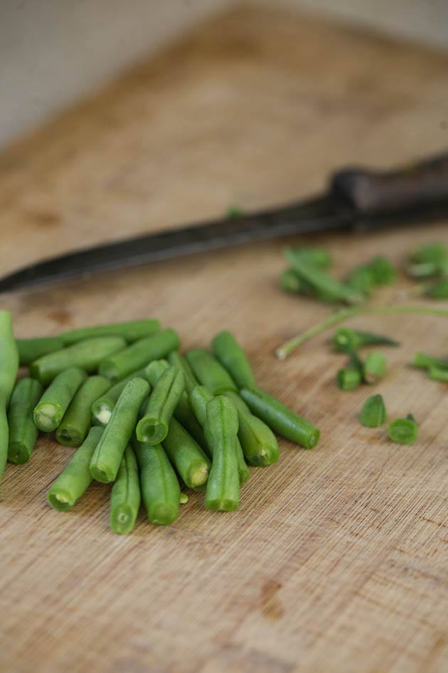 This fresh green bean recipe takes just a few minutes to put together! It's healthy, easy, delicious, and super quick. This can be a healthy side dish or a snack. #freshgreenbeanrecipes #freshgreenbeans #greenbeans #greenbeansrecipe #healthygreenbeanrecipe #easygreenbeanrecipe #holidaygreenbeans #holidayrecipes #healthysidedishrecipes #howtogrowgreenbeans 