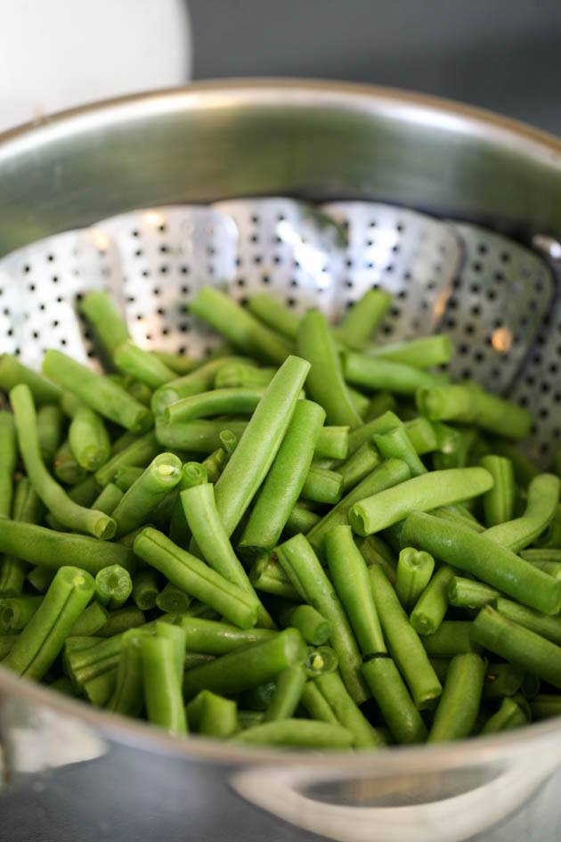 This fresh green bean recipe takes just a few minutes to put together! It's healthy, easy, delicious, and super quick. This can be a healthy side dish or a snack. #freshgreenbeanrecipes #freshgreenbeans #greenbeans #greenbeansrecipe #healthygreenbeanrecipe #easygreenbeanrecipe #holidaygreenbeans #holidayrecipes #healthysidedishrecipes #howtogrowgreenbeans 