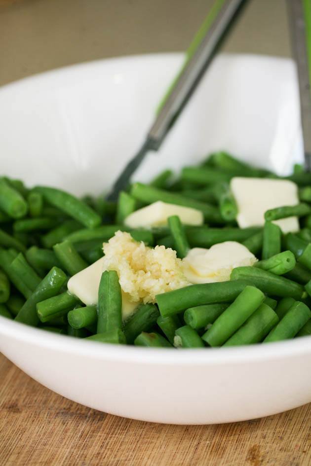 This fresh green bean recipe takes just a few minutes to put together! It's healthy, easy, delicious, and super quick. This can be a healthy side dish or a snack. #freshgreenbeanrecipes #freshgreenbeans #greenbeans #greenbeansrecipe #healthygreenbeanrecipe #easygreenbeanrecipe #holidaygreenbeans #holidayrecipes #healthysidedishrecipes #howtogrowgreenbeans 