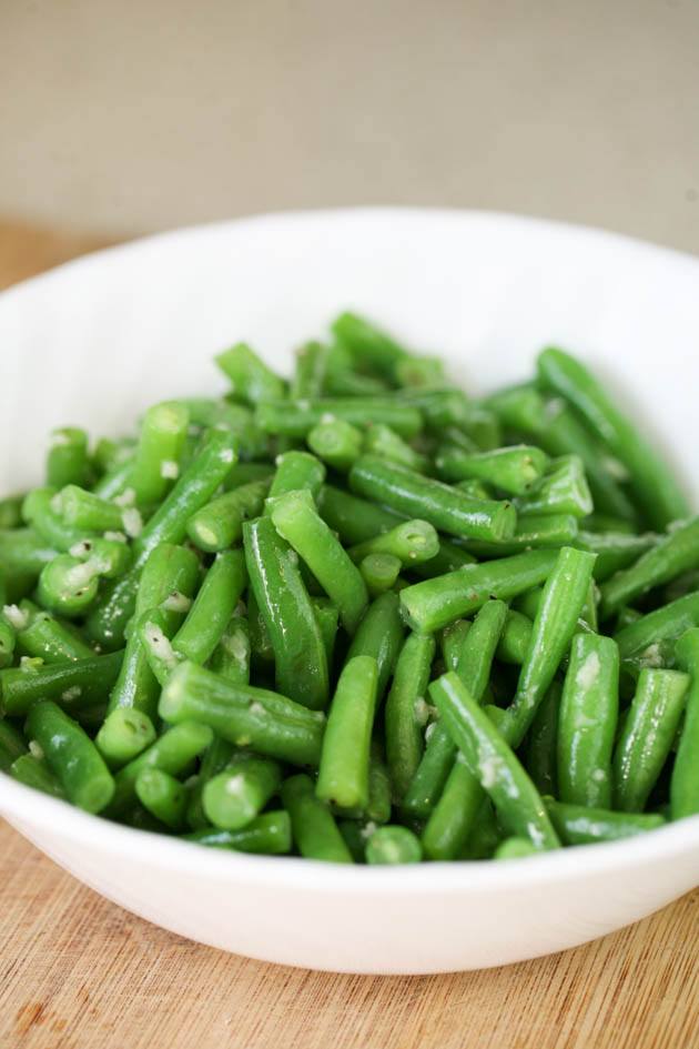 This fresh green bean recipe takes just a few minutes to put together! It's healthy, easy, delicious, and super quick. This can be a healthy side dish or a snack. #freshgreenbeanrecipes #freshgreenbeans #greenbeans #greenbeansrecipe #healthygreenbeanrecipe #easygreenbeanrecipe #holidaygreenbeans #holidayrecipes #healthysidedishrecipes #howtogrowgreenbeans 