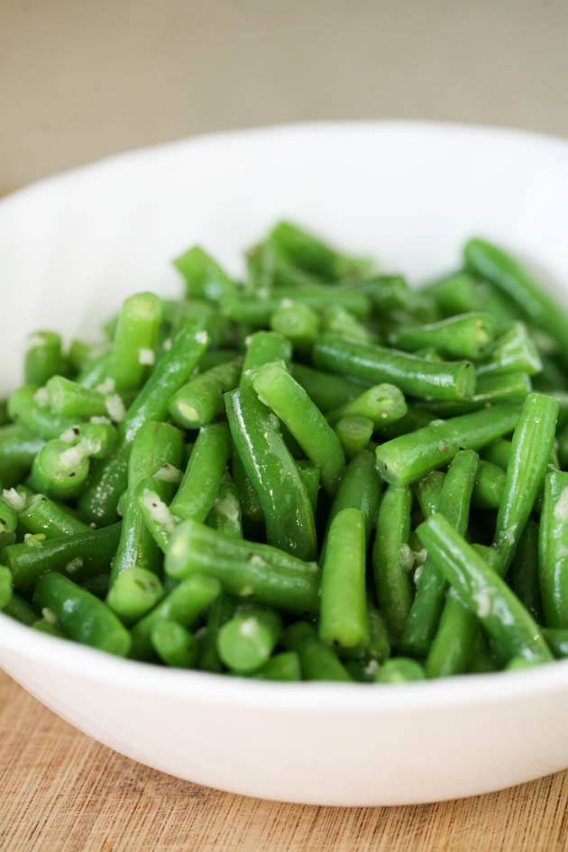This fresh green bean recipe takes just a few minutes to put together! It's healthy, easy, delicious, and super quick. This can be a healthy side dish or a snack. #freshgreenbeanrecipes #freshgreenbeans #greenbeans #greenbeansrecipe #healthygreenbeanrecipe #easygreenbeanrecipe #holidaygreenbeans #holidayrecipes #healthysidedishrecipes #howtogrowgreenbeans 