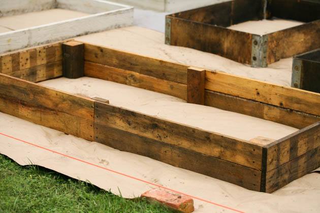 How to Make Raised Beds Cheaply From Pallet Wood | Lady Lee's Home