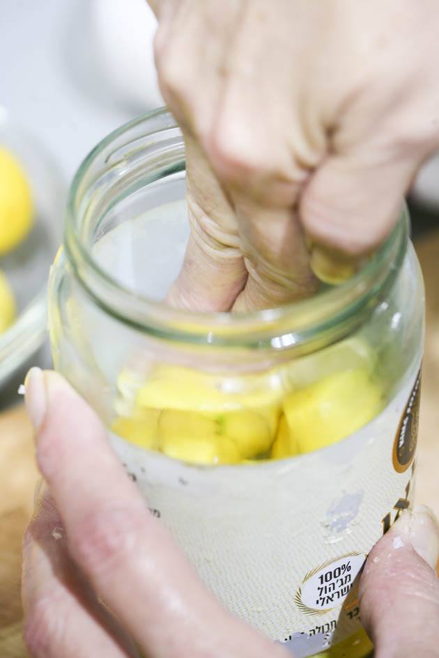 Packing lemons in the jar. 