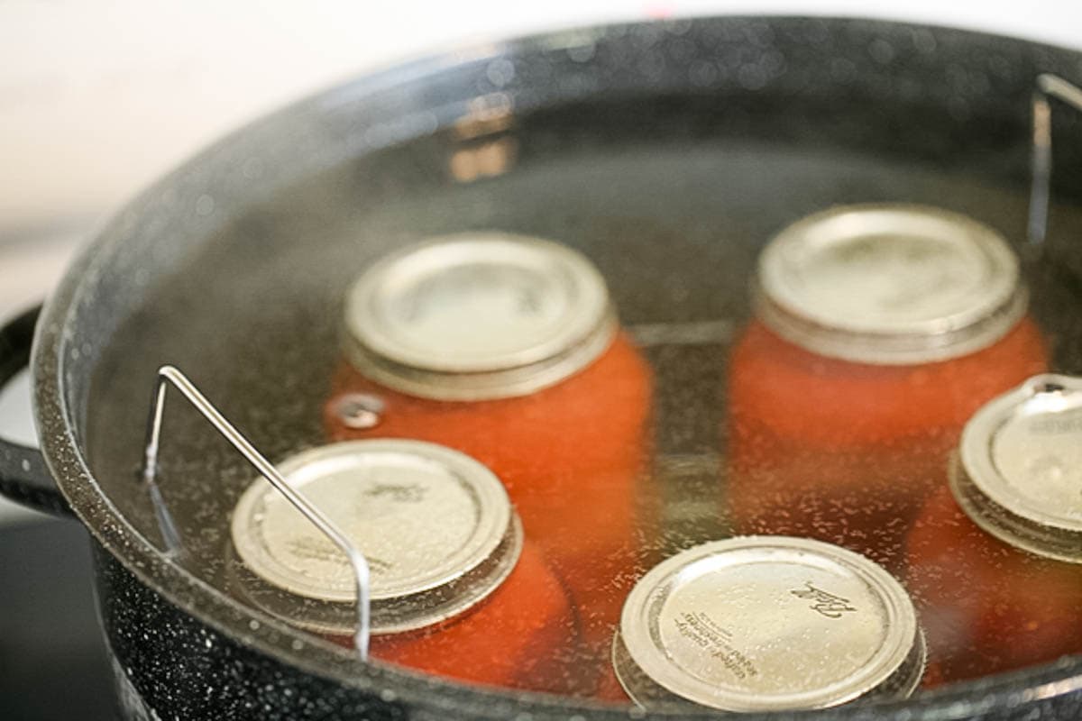 Jars are processing in the boiling water.