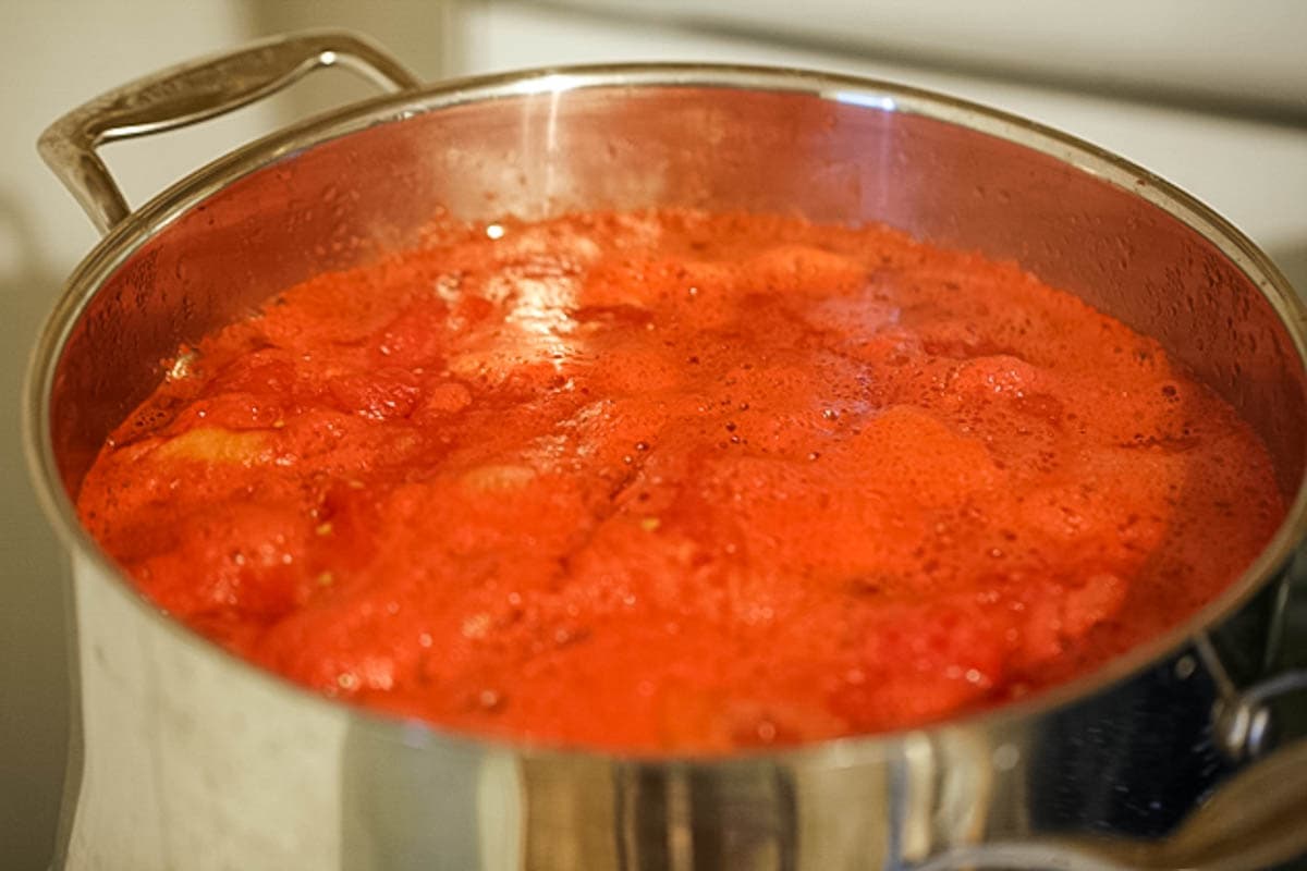 Bringing the tomato sauce to a boil. 