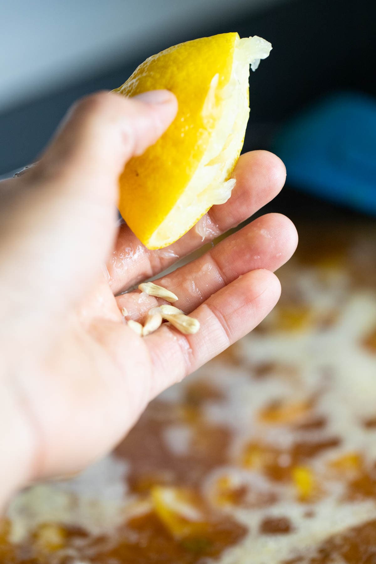 Adding lemon and lemon seeds to the jam. 