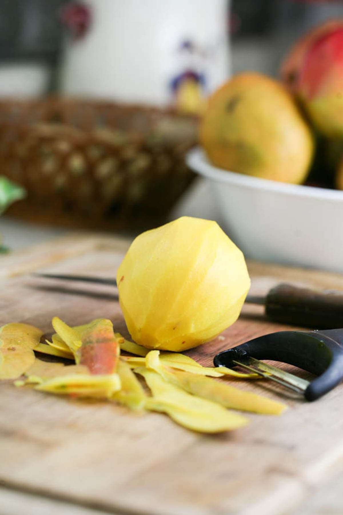 peeling the mango