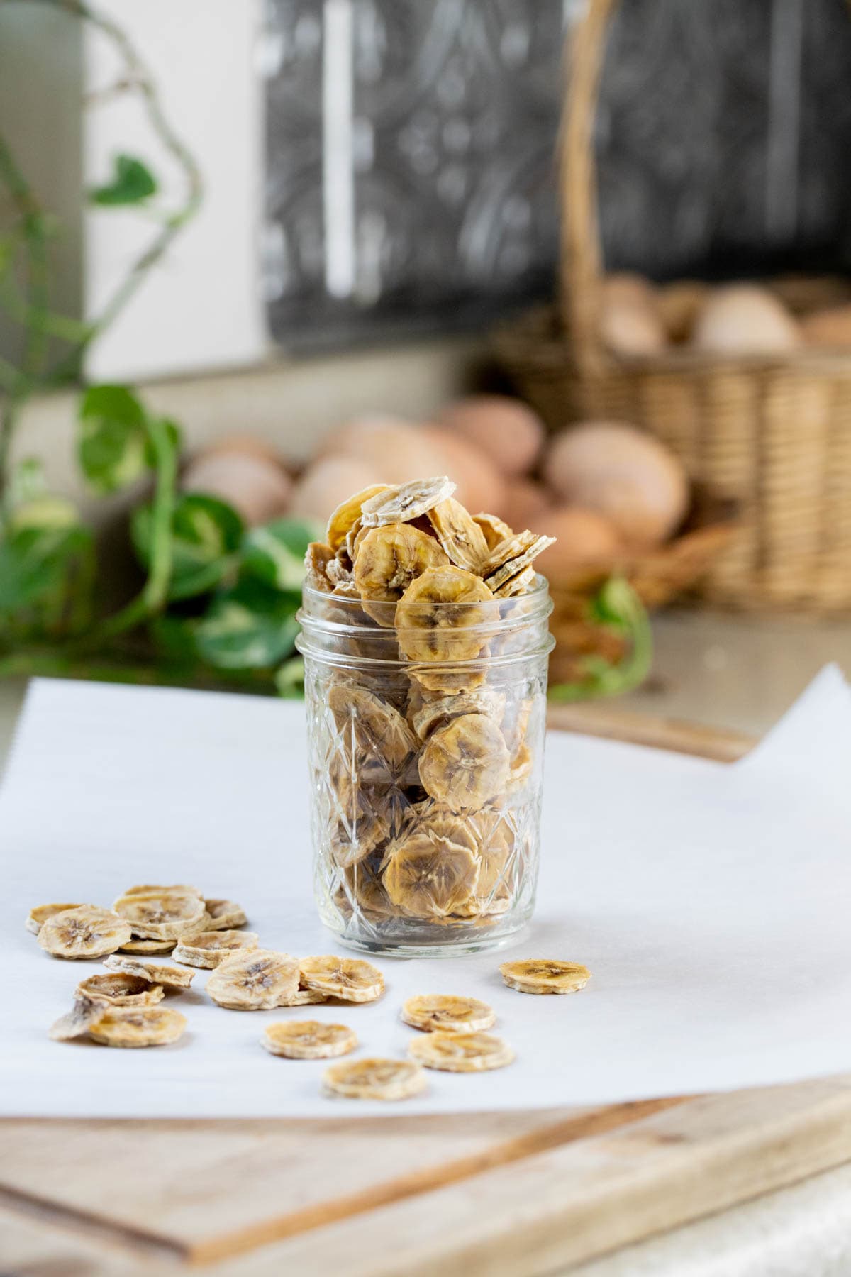 storing dehydrated bananas in jars
