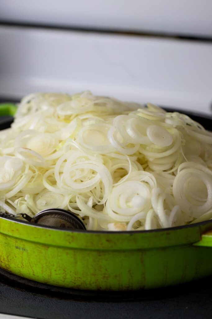 adding the sliced onions to the vinegar