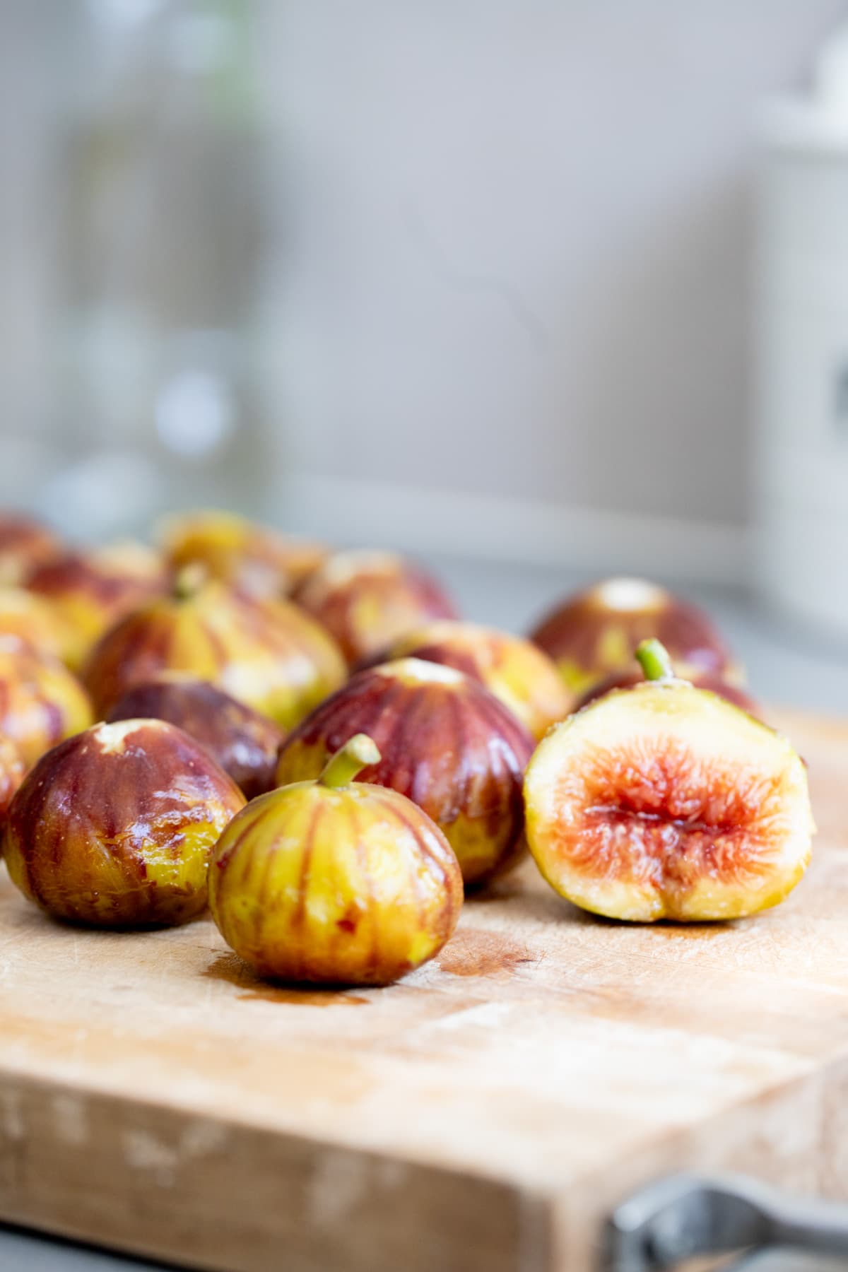 fresh figs sliced in half