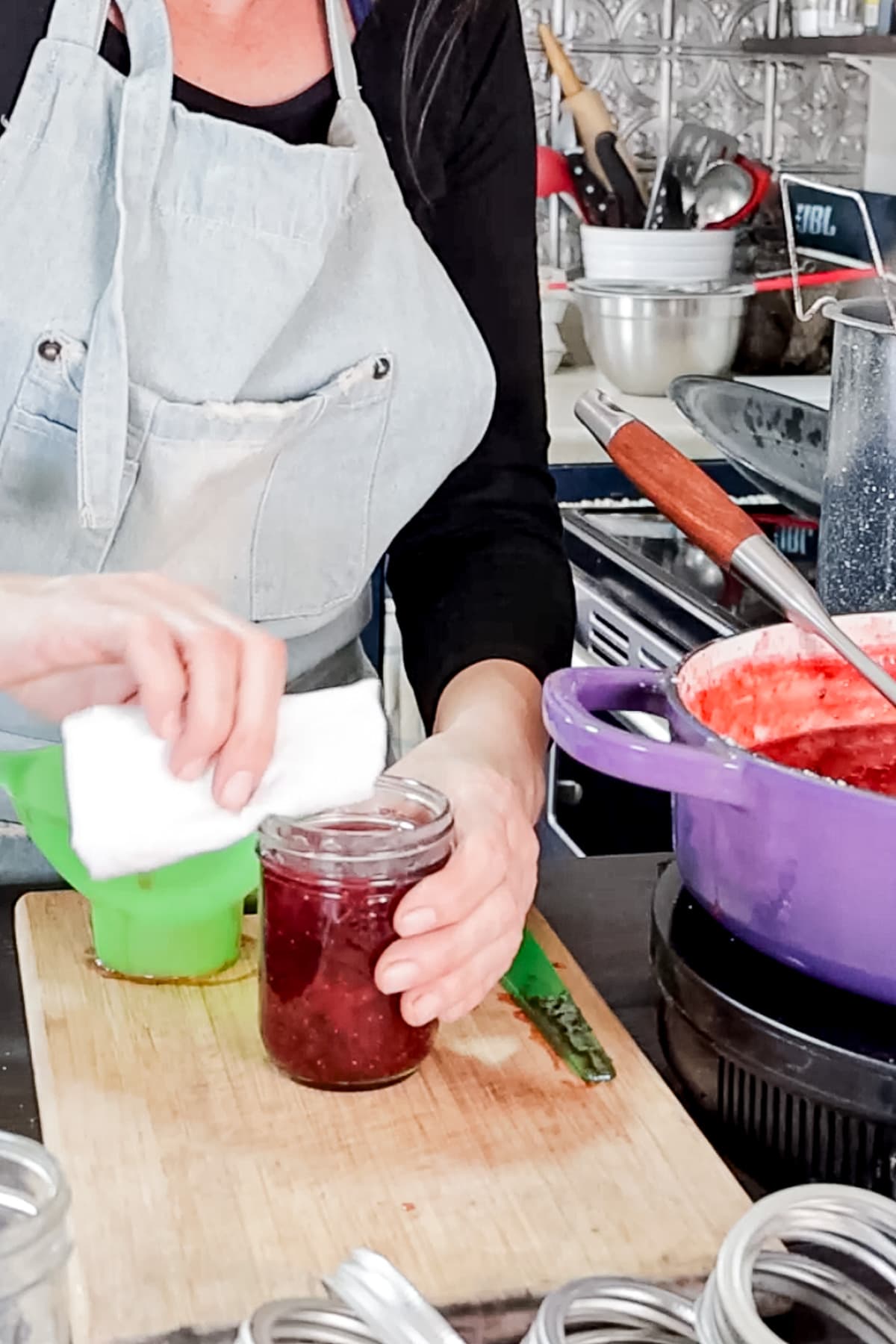 cleaning the rim of the jar