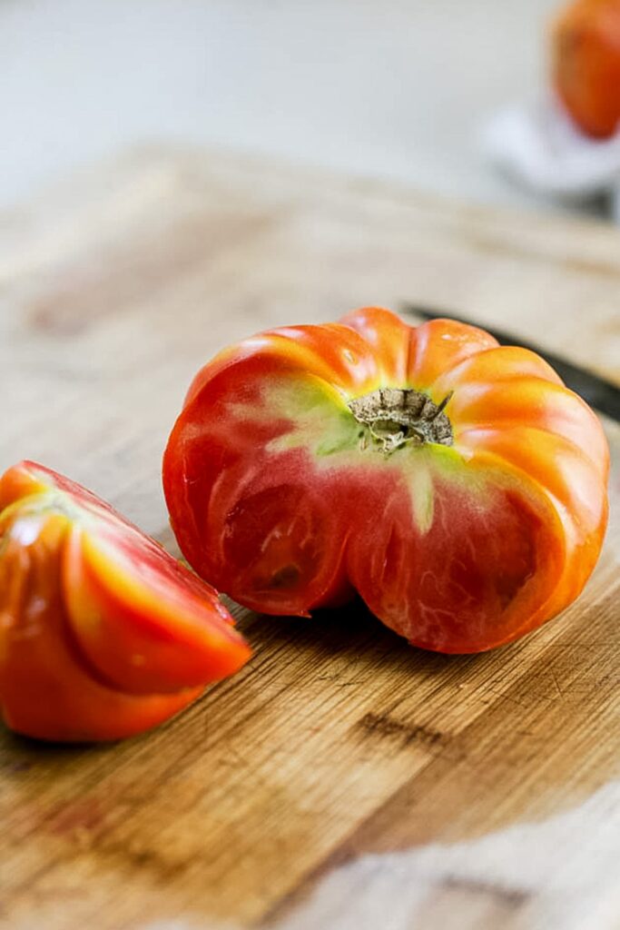 slicing tomatoes before freezing